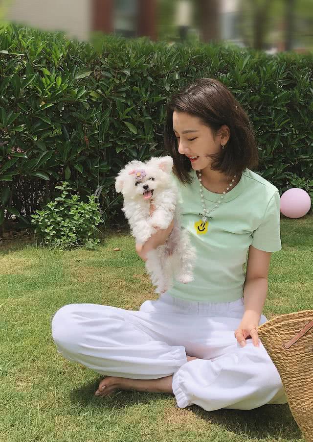 宋祖儿私服穿牛油果绿T恤配白色慢跑裤，满满少女感