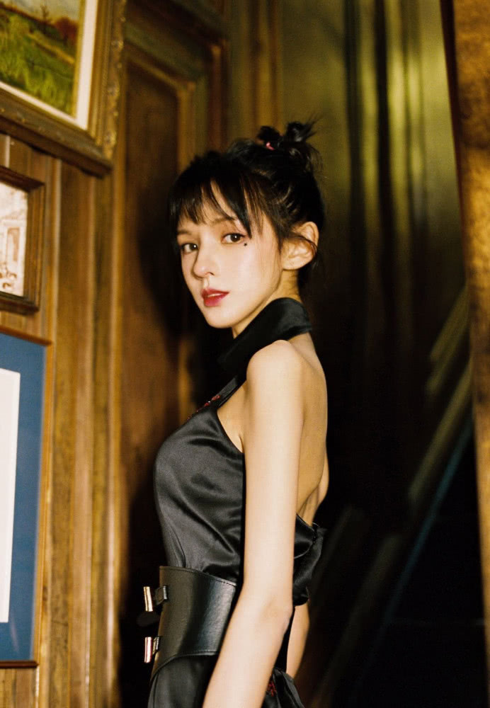 张予曦穿旗袍撑不住衣服,“哪吒头”配空气刘海挺可爱