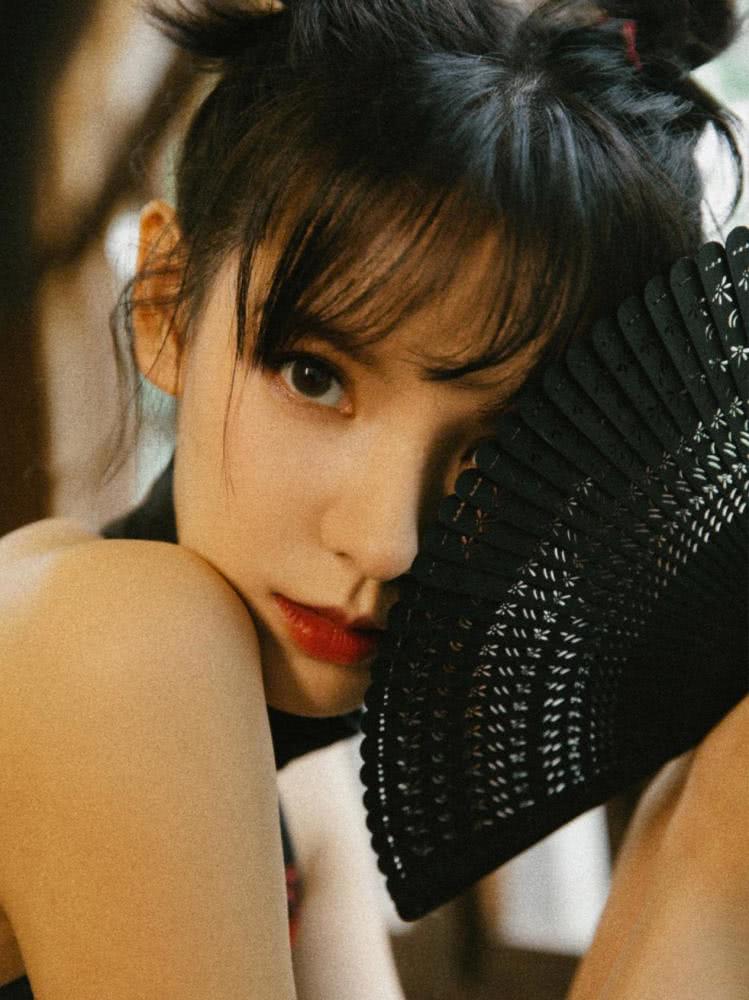 张予曦穿旗袍撑不住衣服,“哪吒头”配空气刘海挺可爱