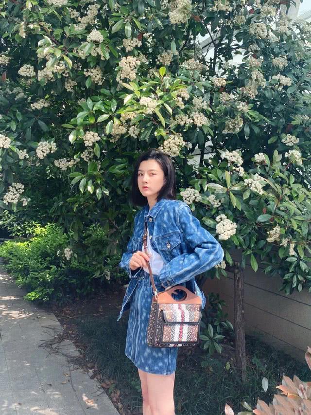 宋祖儿私服穿牛油果绿T恤配白色慢跑裤，满满少女感