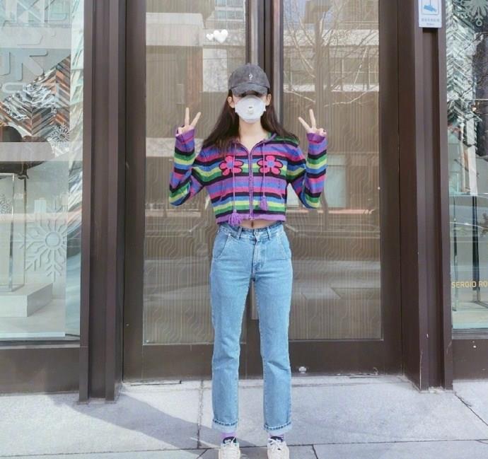 古力娜扎终于晒街拍，彩虹少女装摆pose，秒变校园女生