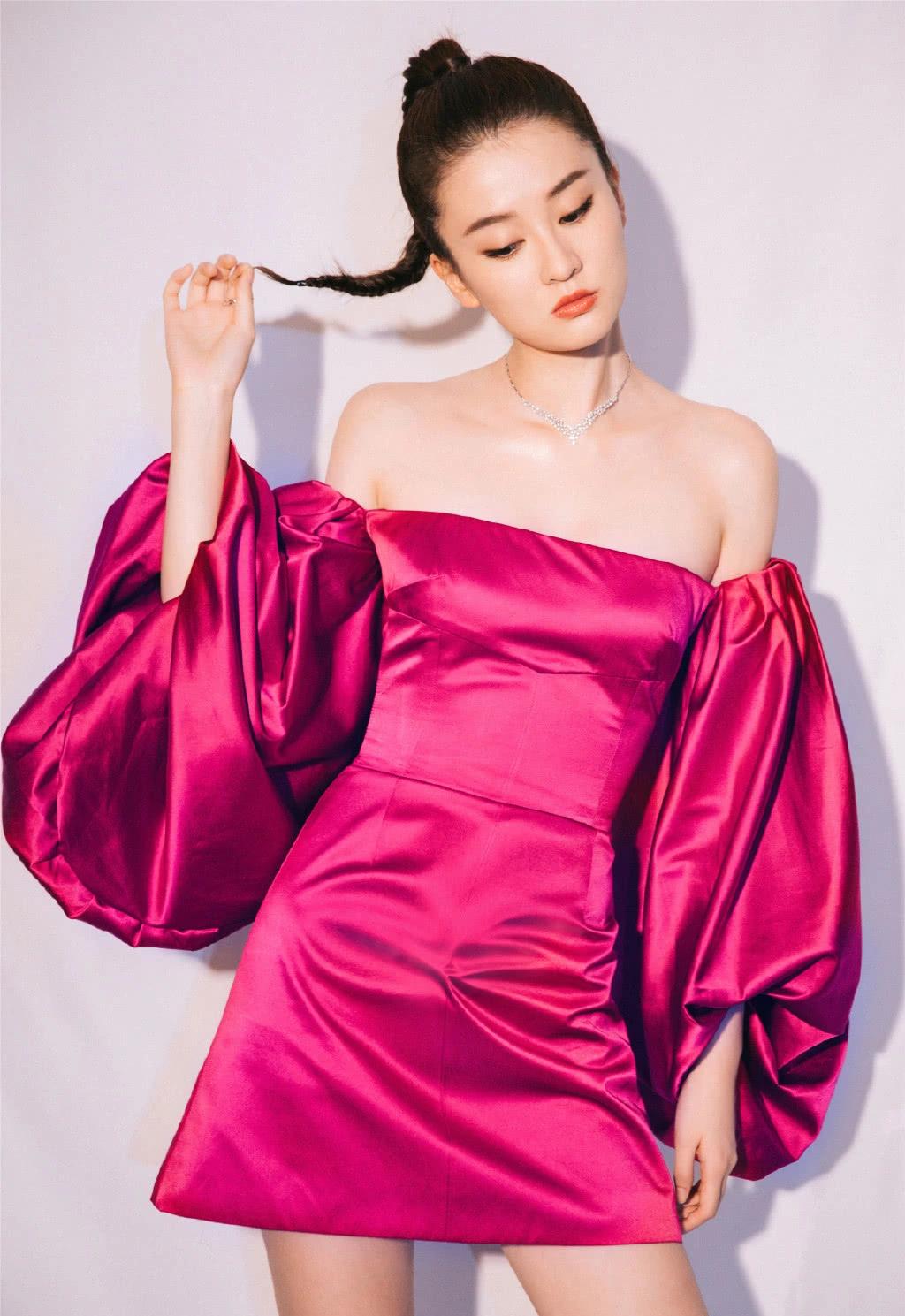 乔欣百褶裙超过膝盖，再配双高筒靴意外显腿更长了