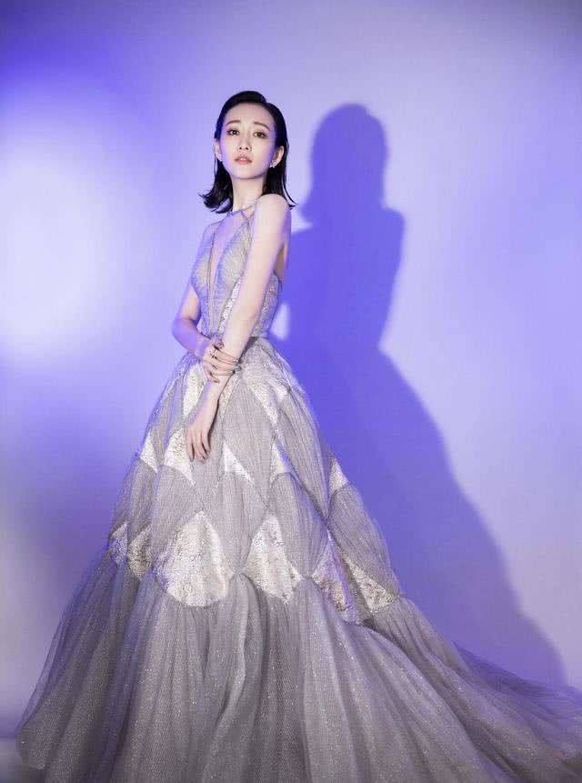 王鸥棕色外套配短裤,穿上高筒靴又美又飒