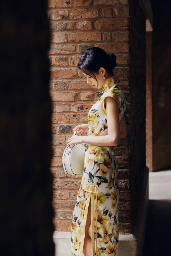 张予曦穿旗袍撑不住衣服,“哪吒头”配空气刘海挺可爱