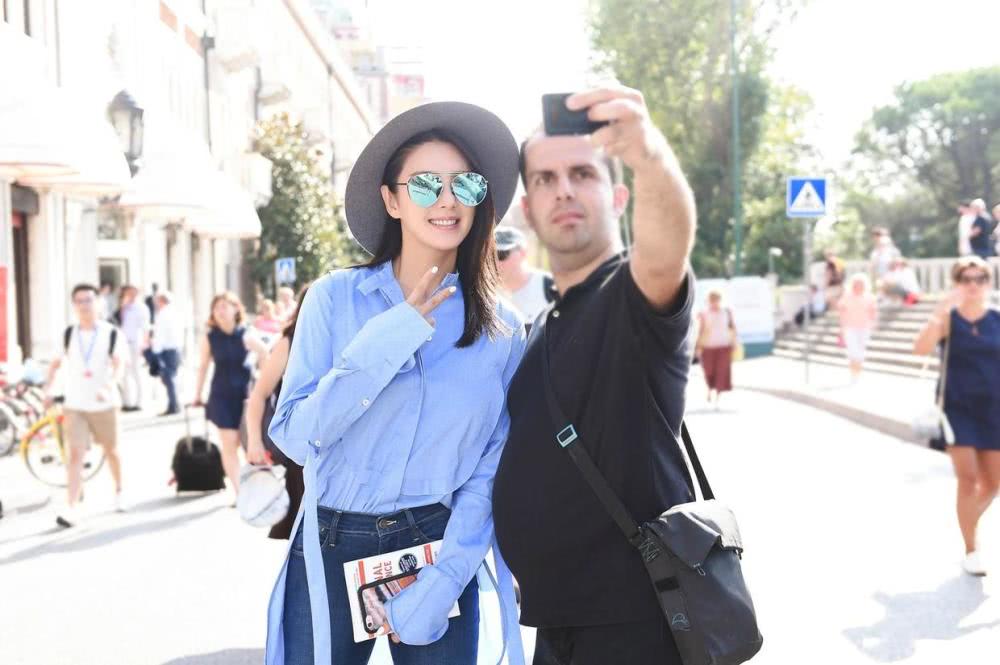 张雨绮高颜值太任性,穿蓝色衬衫搭配牛仔裤基础款穿出了高级感