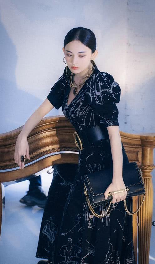 娜扎证明了只要长得好看穿什么都美，这么土气的衣服也就她能穿