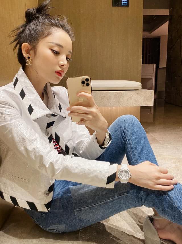 娜扎证明了只要长得好看穿什么都美，这么土气的衣服也就她能穿