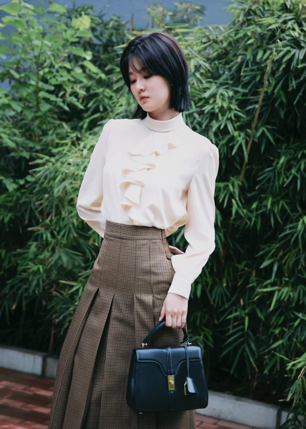 乔欣百褶裙超过膝盖，再配双高筒靴意外显腿更长了