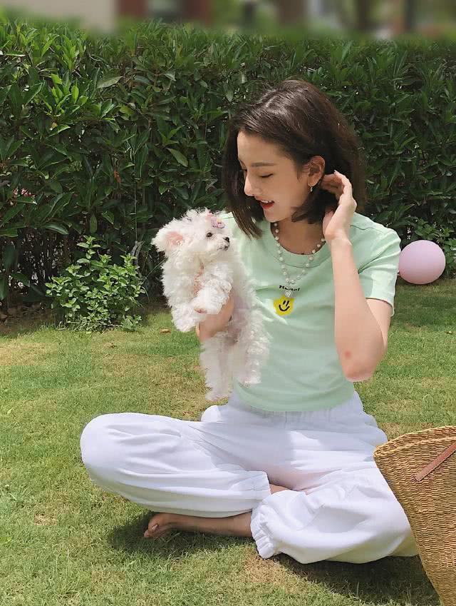 宋祖儿私服穿牛油果绿T恤配白色慢跑裤，满满少女感