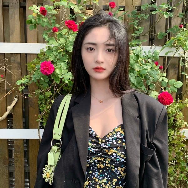 周洁琼示范初夏穿搭，西装里的碎花裙一般人真不敢穿