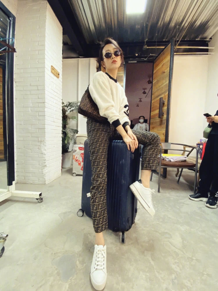 王鸥穿9千8的裤子坐行李箱上,随随便便造型都是大佬范