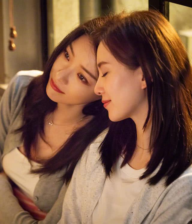 倪妮穿柠檬黄抹胸薄纱礼裙太性感,镜头前凹造型秀曲线