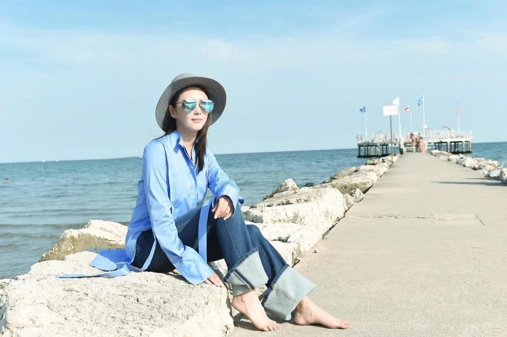 张雨绮高颜值太任性,穿蓝色衬衫搭配牛仔裤基础款穿出了高级感