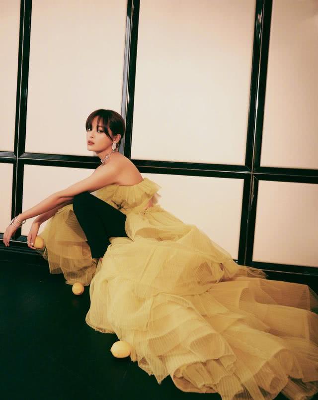 辛芷蕾“断崖服”火了,上身看着优雅大气,镜头扫到下方却太雷人