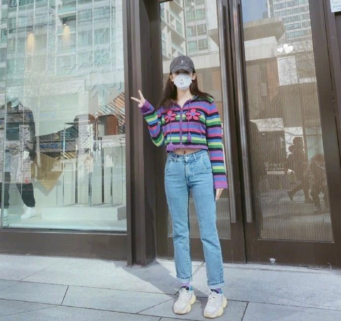 古力娜扎终于晒街拍，彩虹少女装摆pose，秒变校园女生