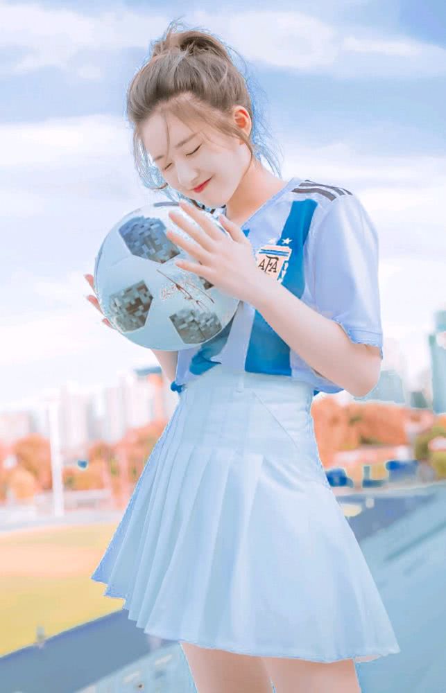 赵露思穿橙色T恤搭配灰色热裤,穿运动装难掩好身材