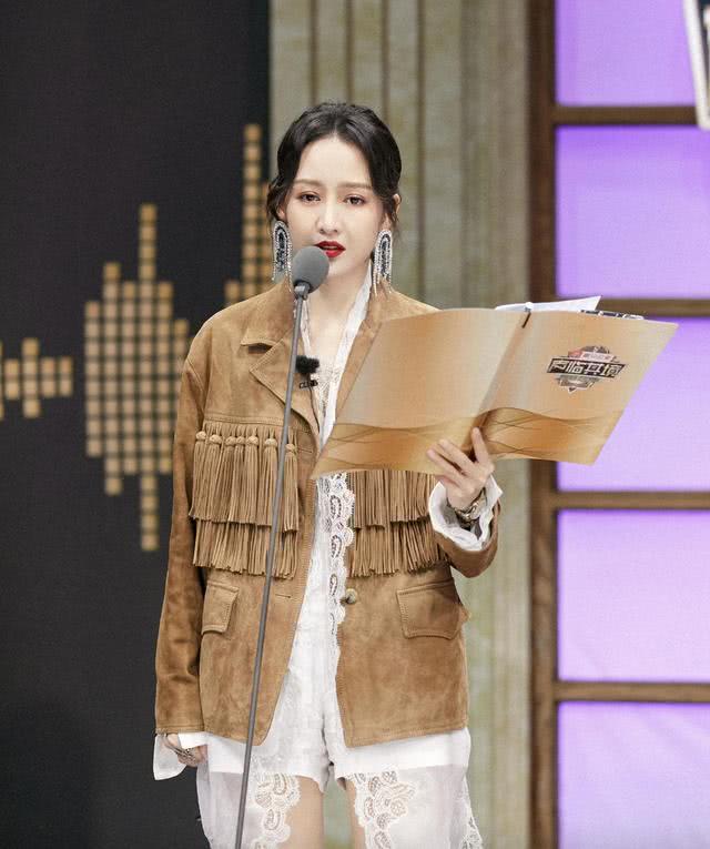 王鸥棕色外套配短裤,穿上高筒靴又美又飒