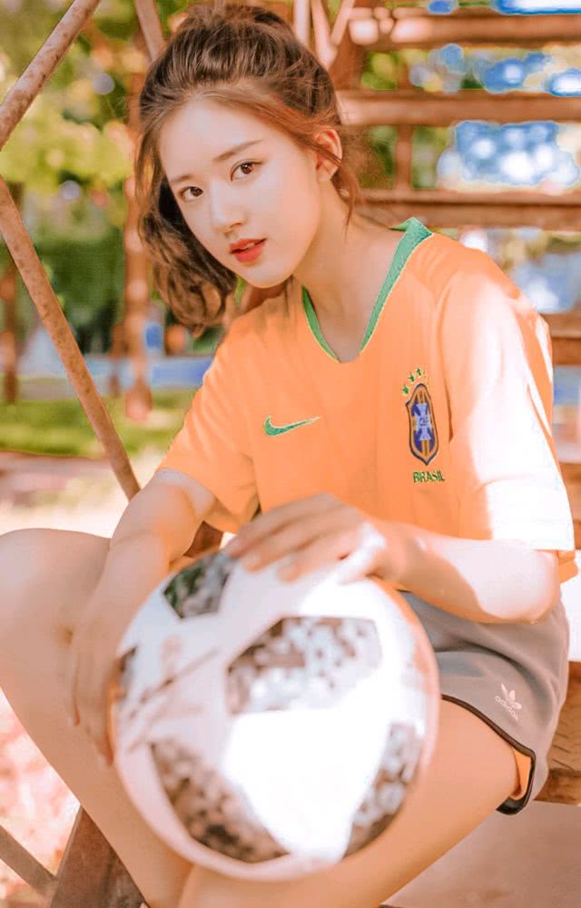 赵露思穿橙色T恤搭配灰色热裤,穿运动装难掩好身材