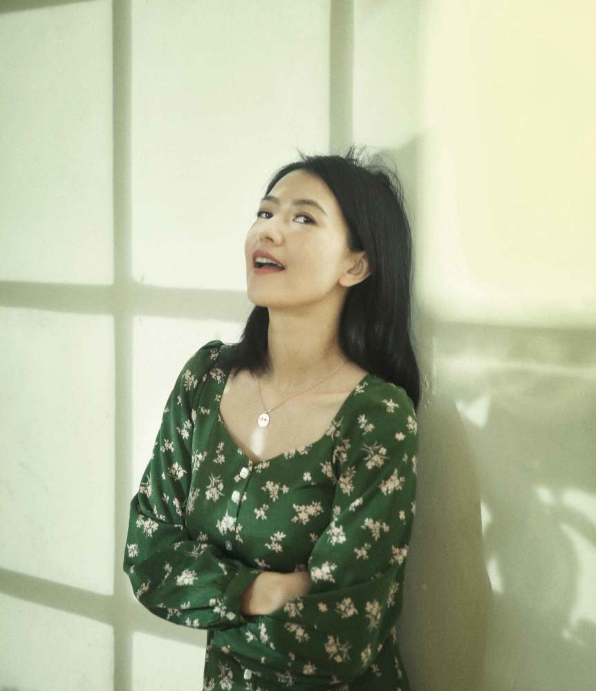 高圆圆穿碎花裙梳直发,美得优雅知性太有女人味