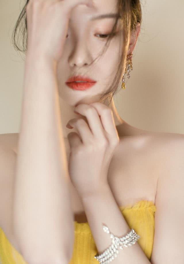 倪妮穿柠檬黄抹胸薄纱礼裙太性感,镜头前凹造型秀曲线