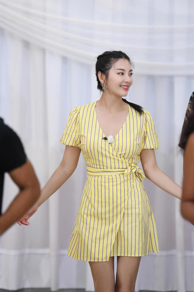 张雨绮高颜值太任性,穿蓝色衬衫搭配牛仔裤基础款穿出了高级感