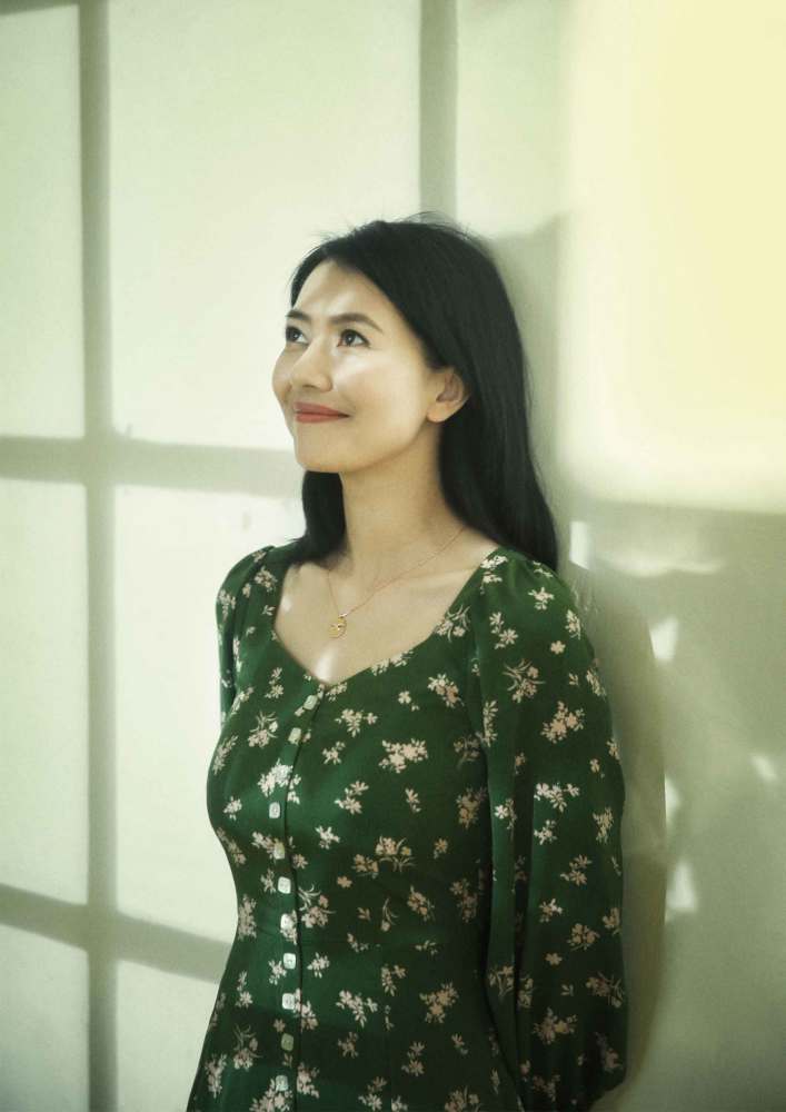 高圆圆穿碎花裙梳直发,美得优雅知性太有女人味