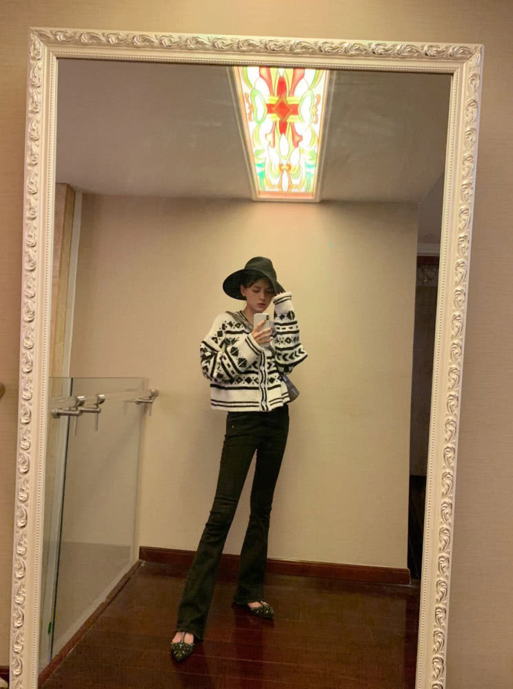 张予曦穿旗袍撑不住衣服,“哪吒头”配空气刘海挺可爱