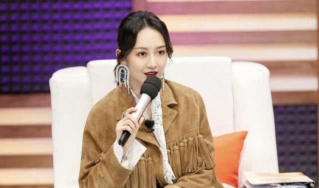 王鸥棕色外套配短裤,穿上高筒靴又美又飒