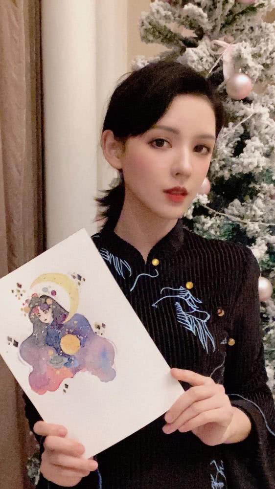 张予曦穿旗袍撑不住衣服,“哪吒头”配空气刘海挺可爱