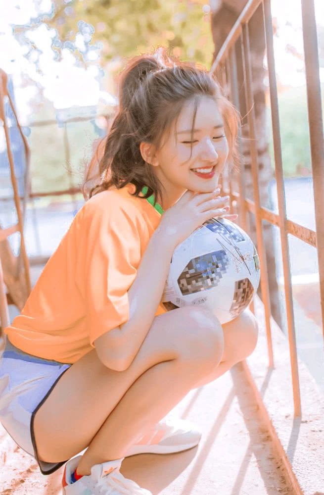 赵露思穿橙色T恤搭配灰色热裤,穿运动装难掩好身材