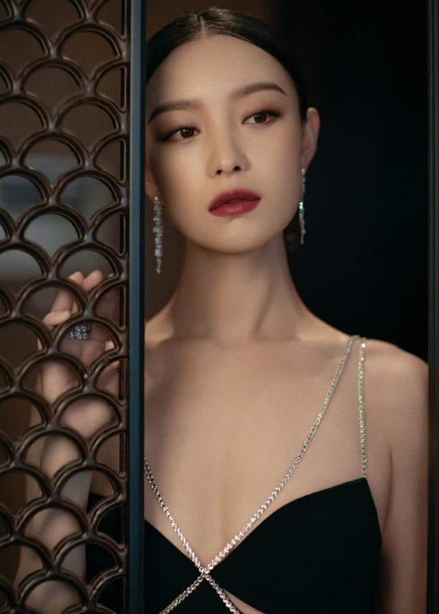 倪妮穿柠檬黄抹胸薄纱礼裙太性感,镜头前凹造型秀曲线