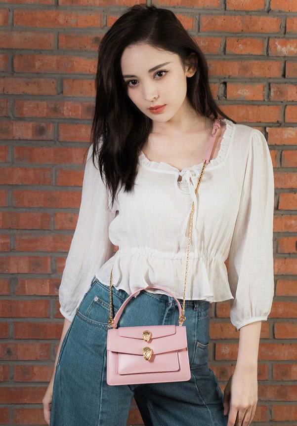 娜扎证明了只要长得好看穿什么都美，这么土气的衣服也就她能穿