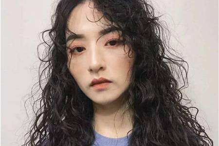 2020女生烫羊毛卷发型图片,减龄羊毛卷短发长发造型大全