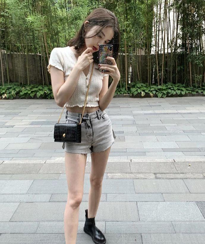 古力娜扎终于晒街拍，彩虹少女装摆pose，秒变校园女生