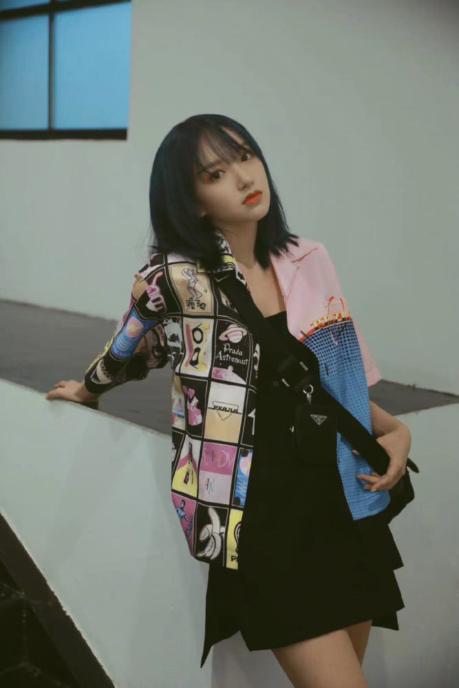 程潇变二次元少女,穿拼接衬衫配超短裙坐下后“漫画腿”太抢镜