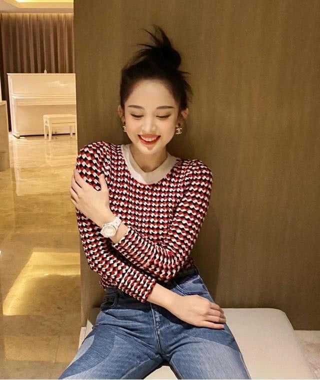 娜扎证明了只要长得好看穿什么都美，这么土气的衣服也就她能穿