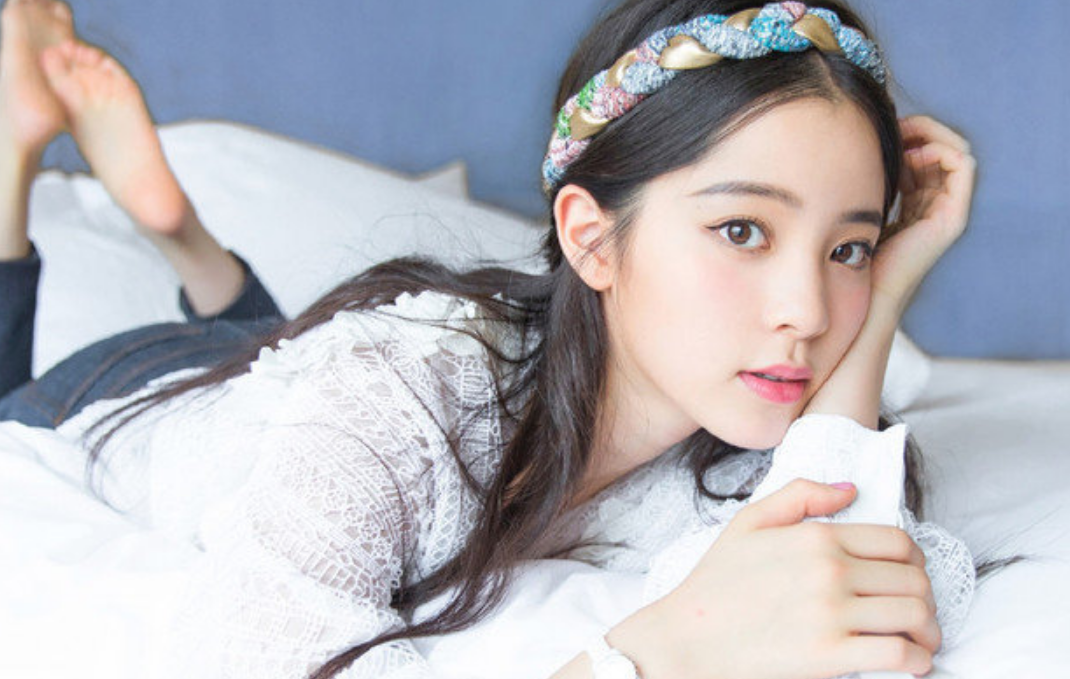 宋妍霏戴发箍冷艳，欧阳娜娜戴发箍甜美，看清她：公主小妹！