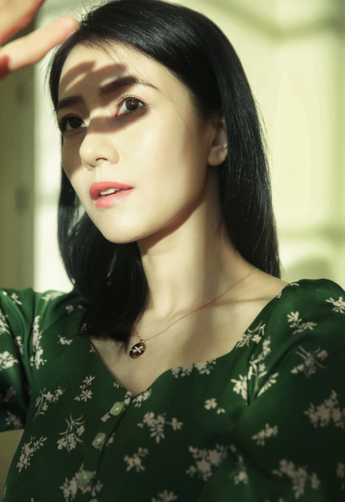 高圆圆穿碎花裙梳直发,美得优雅知性太有女人味