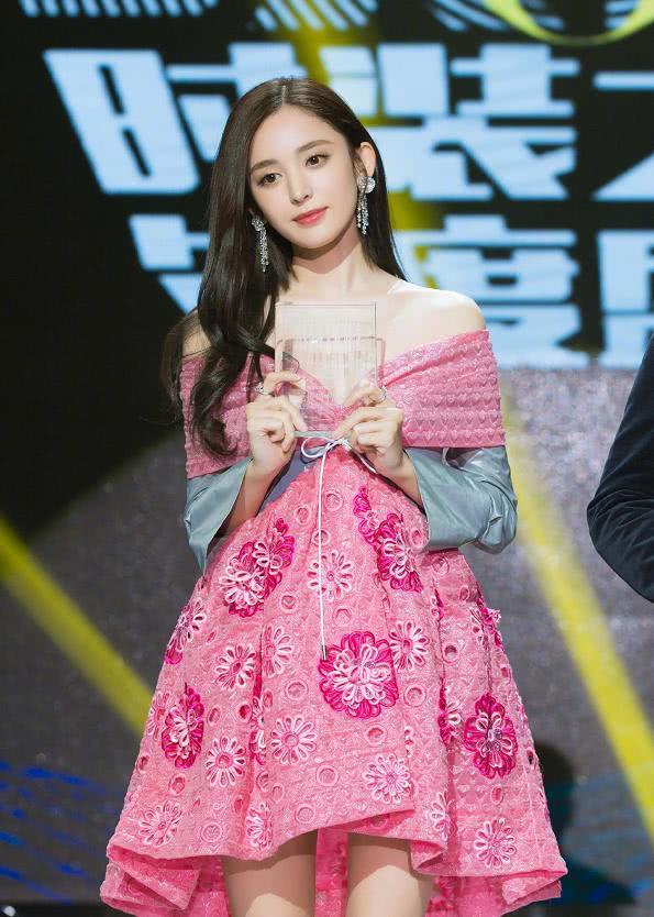 娜扎证明了只要长得好看穿什么都美，这么土气的衣服也就她能穿