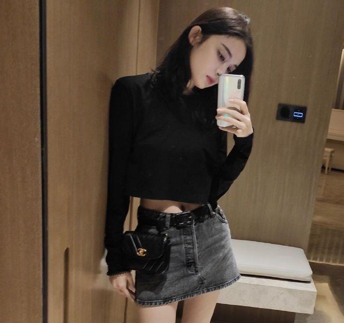 古力娜扎终于晒街拍，彩虹少女装摆pose，秒变校园女生