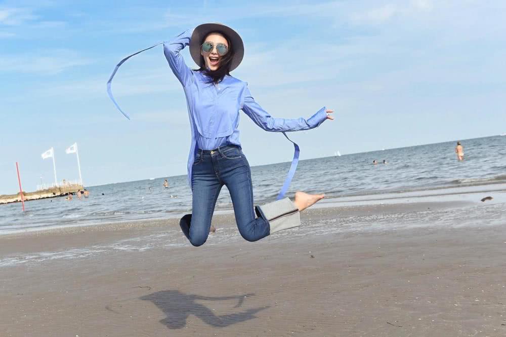 张雨绮高颜值太任性,穿蓝色衬衫搭配牛仔裤基础款穿出了高级感