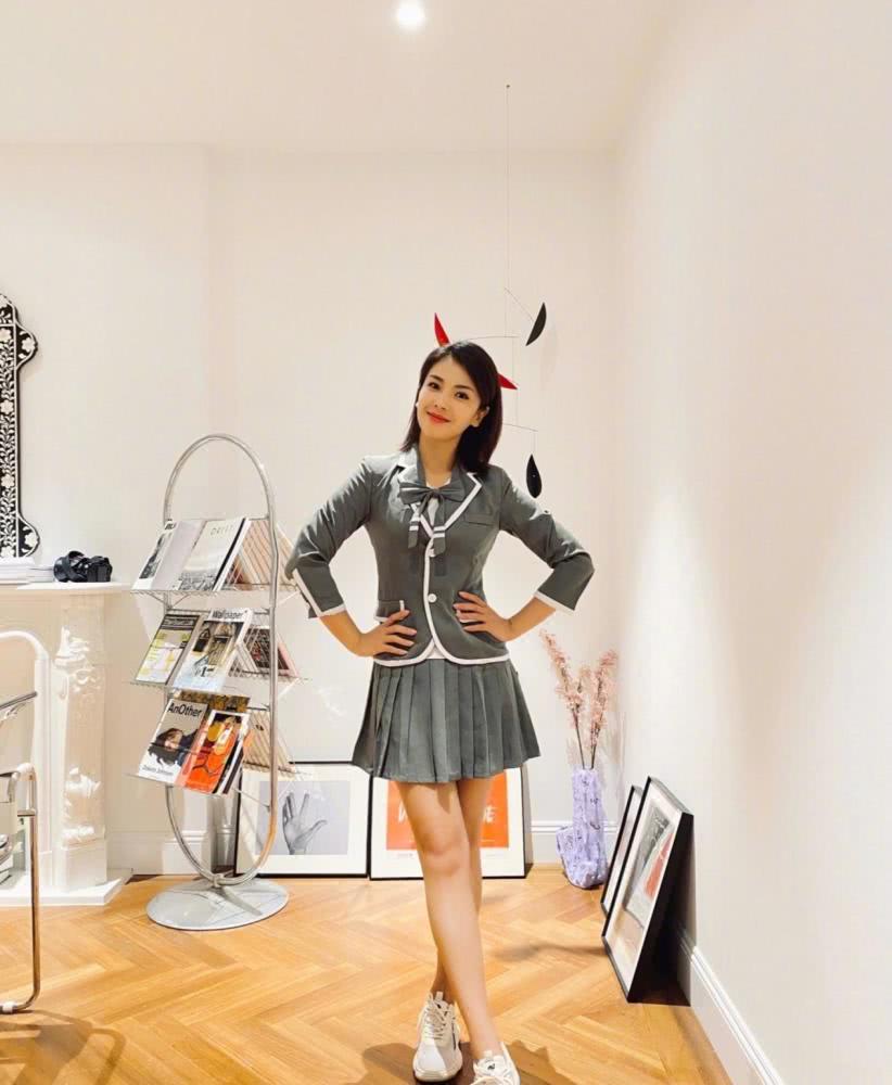 41岁刘涛挑战“女团服”扮嫩很成功，优雅气质身材匀称不输阵