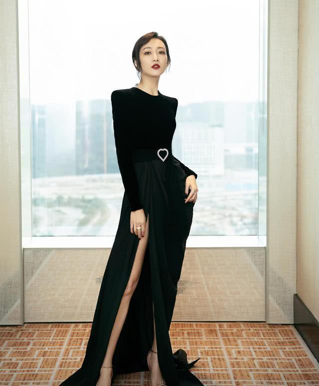 王鸥棕色外套配短裤,穿上高筒靴又美又飒