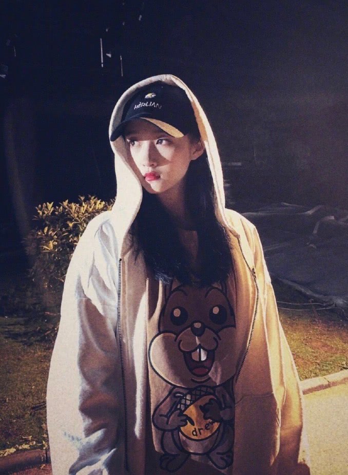 关晓彤首次挑战四分裤,看到她穿出的效果才知道啥是“绝色好腿”