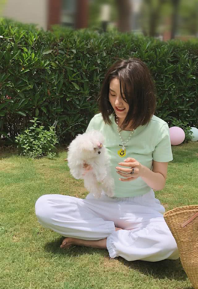 宋祖儿私服穿牛油果绿T恤配白色慢跑裤，满满少女感