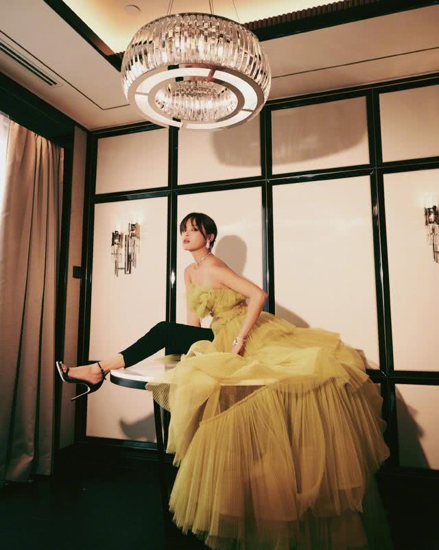 辛芷蕾“断崖服”火了,上身看着优雅大气,镜头扫到下方却太雷人