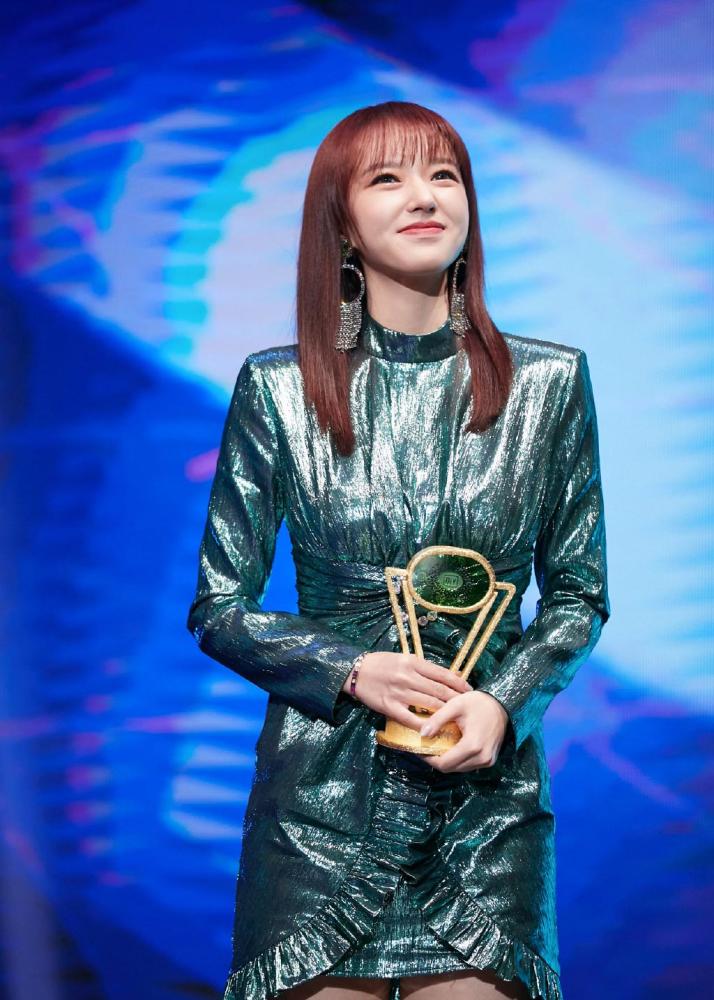 程潇变二次元少女,穿拼接衬衫配超短裙坐下后“漫画腿”太抢镜