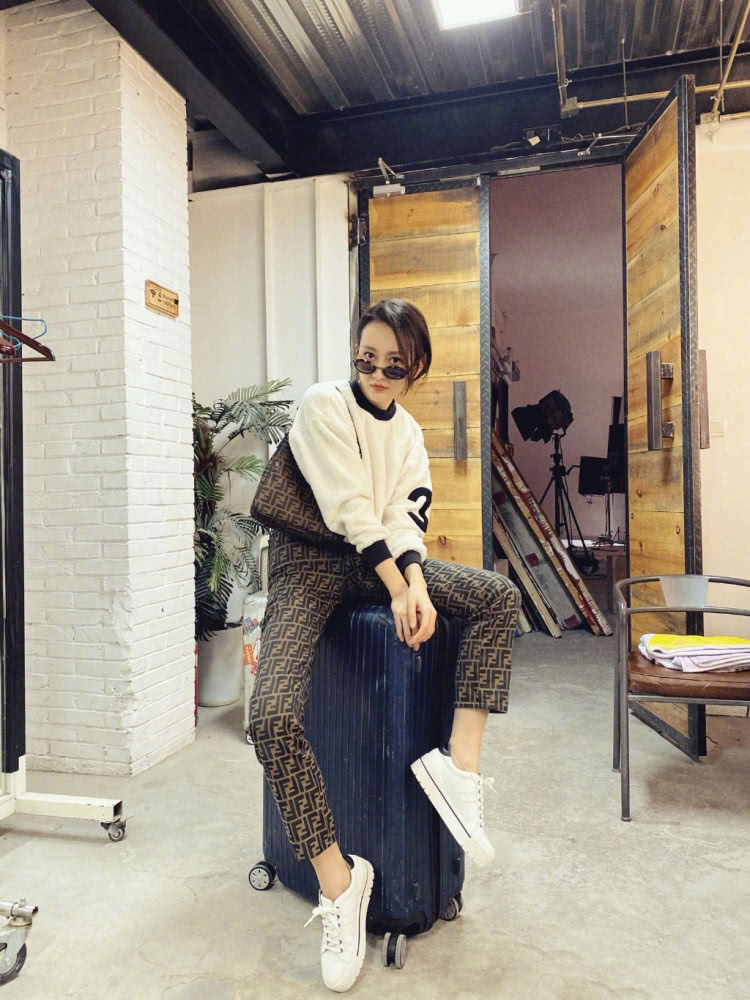 王鸥穿9千8的裤子坐行李箱上,随随便便造型都是大佬范