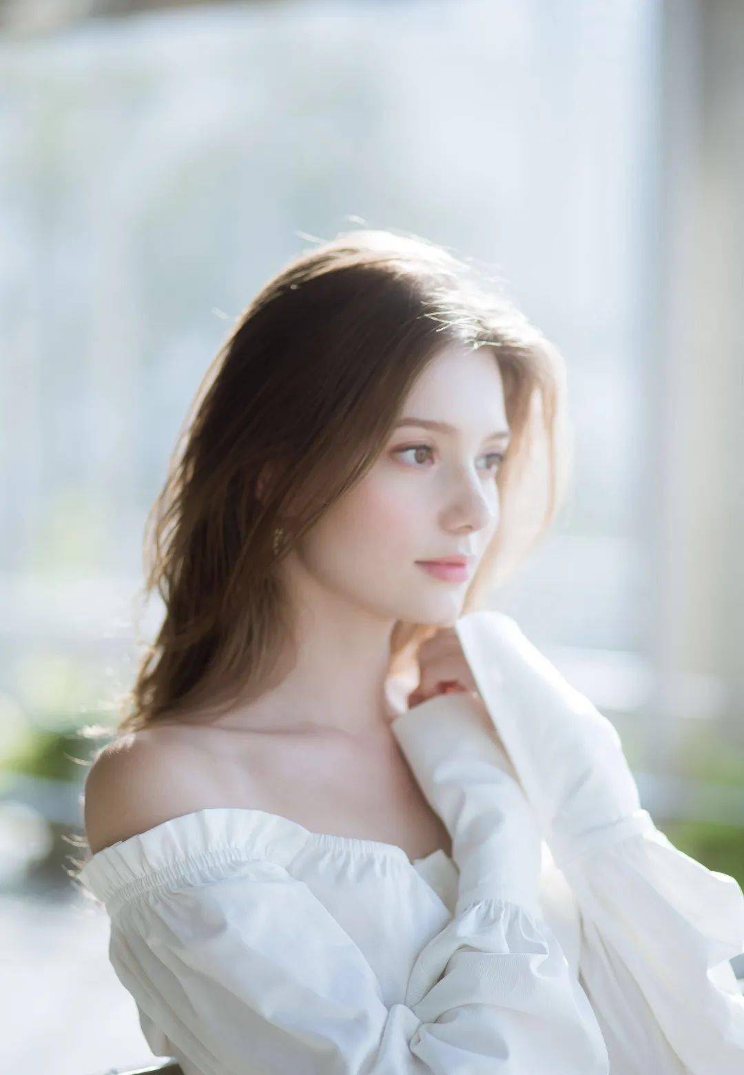 这个神似“奥黛丽•赫本”的女孩凭美颜颠覆众生,是怎样的人间绝色!