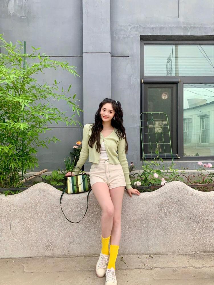 周洁琼开衫短裤配卷发小辫子,小姐姐的模样太甜美
